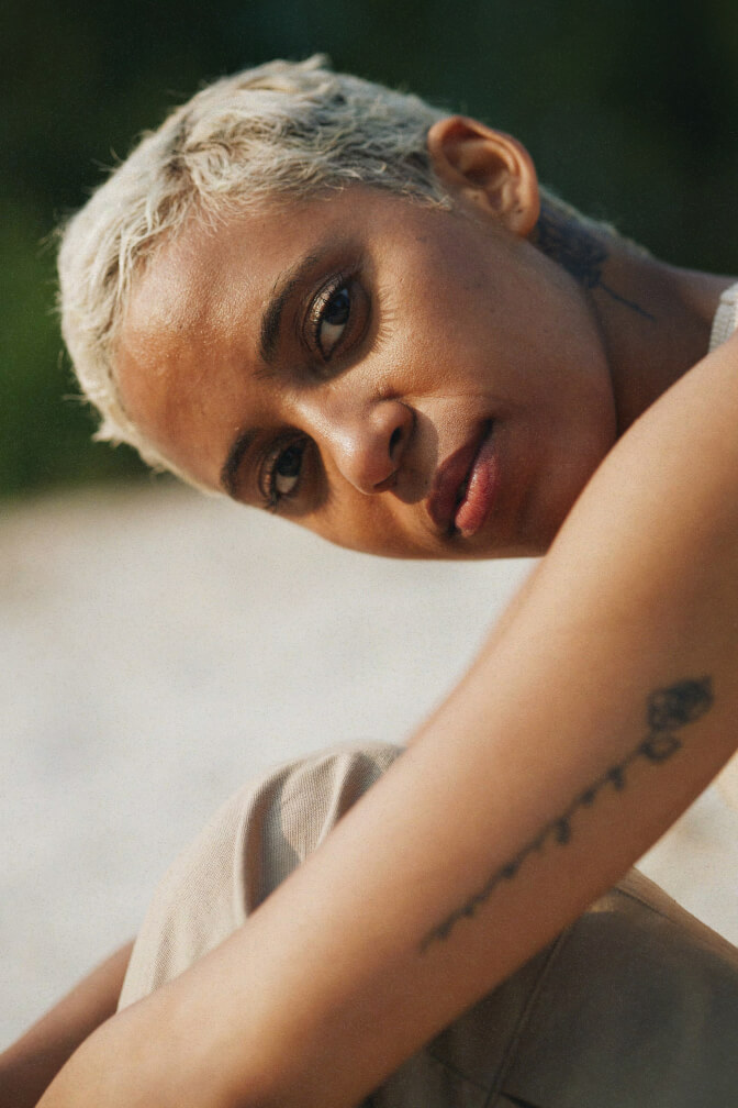 La modella Amelye Solange utilizza la routine skincare énérgie